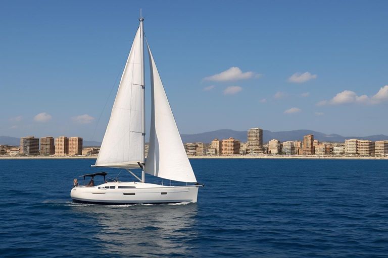 velero navegando en Campello